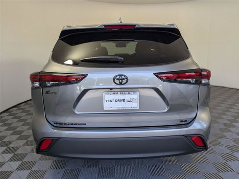 Used 2025 Toyota Highlander XLE FWD image 25