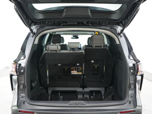 Used 2025 Toyota Sienna XLE AWD/4WD image 18