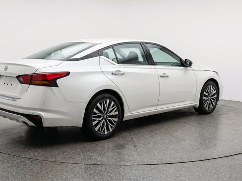 Used 2025 Nissan Altima 2.5 SV FWD image 9