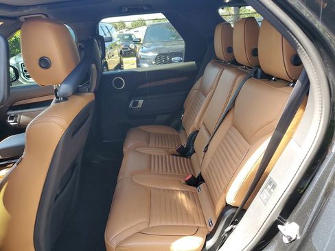 Used 2019 Land Rover Discovery HSE image 15