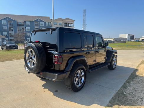 Used 2018 Jeep Wrangler Unlimited Sahara image 27