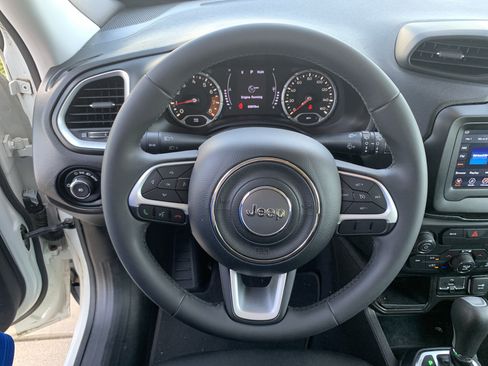 Used 2020 Jeep Renegade Latitude FWD image 18