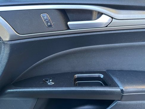 Used 2017 Ford Fusion SE w/ Fusion SE Technology Package FWD image 21