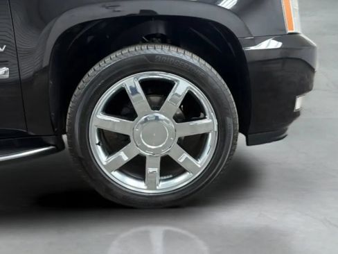 Used 2013 Cadillac Escalade ESV Luxury AWD/4WD image 25