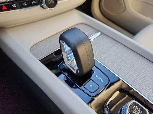 Certified 2023 Volvo XC60 B5 Plus w/ Climate Package image 17