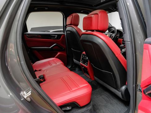 Used 2023 Porsche Cayenne Platinum Edition AWD/4WD image 38