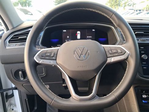 Certified 2022 Volkswagen Tiguan SE FWD image 18