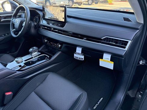 New 2025 Mitsubishi Outlander ES FWD image 23