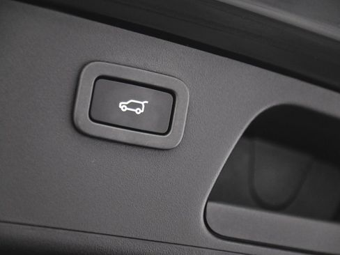 Used 2020 Jaguar E-PACE SE image 39