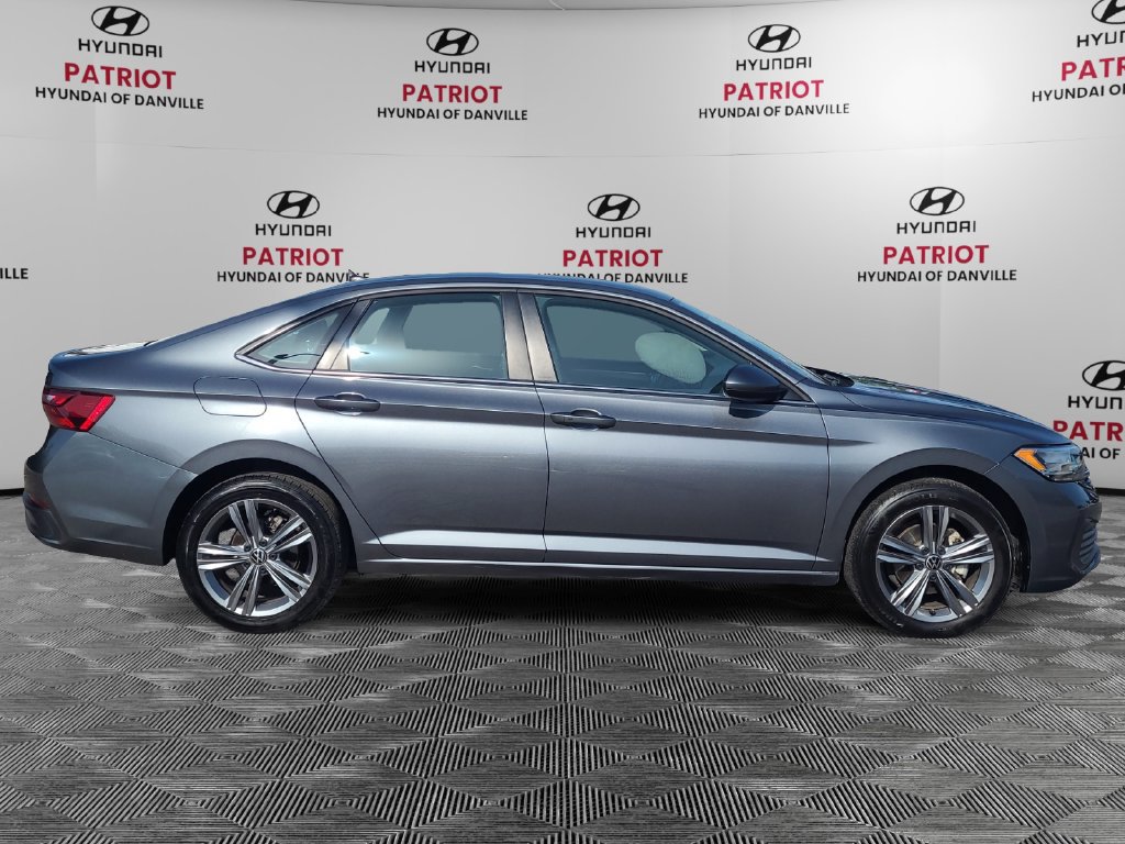 Used 2024 Volkswagen Jetta SE FWD image 2