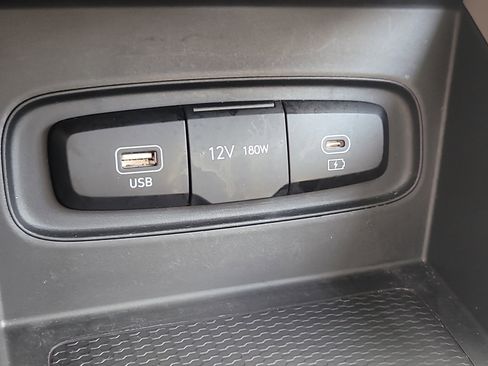 Used 2025 Hyundai Venue SEL image 26