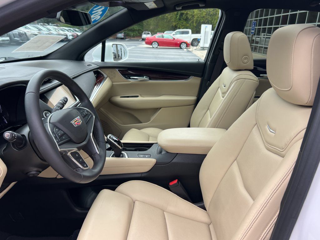 Used 2017 Cadillac XT5 Premium Luxury w/ Driver Assist Package FWD image 11
