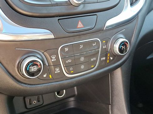 Used 2018 Chevrolet Equinox LT w/ Sun & Infotainment Package image 16