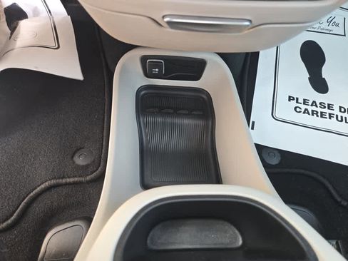 Used 2024 Chrysler Pacifica Touring-L image 37