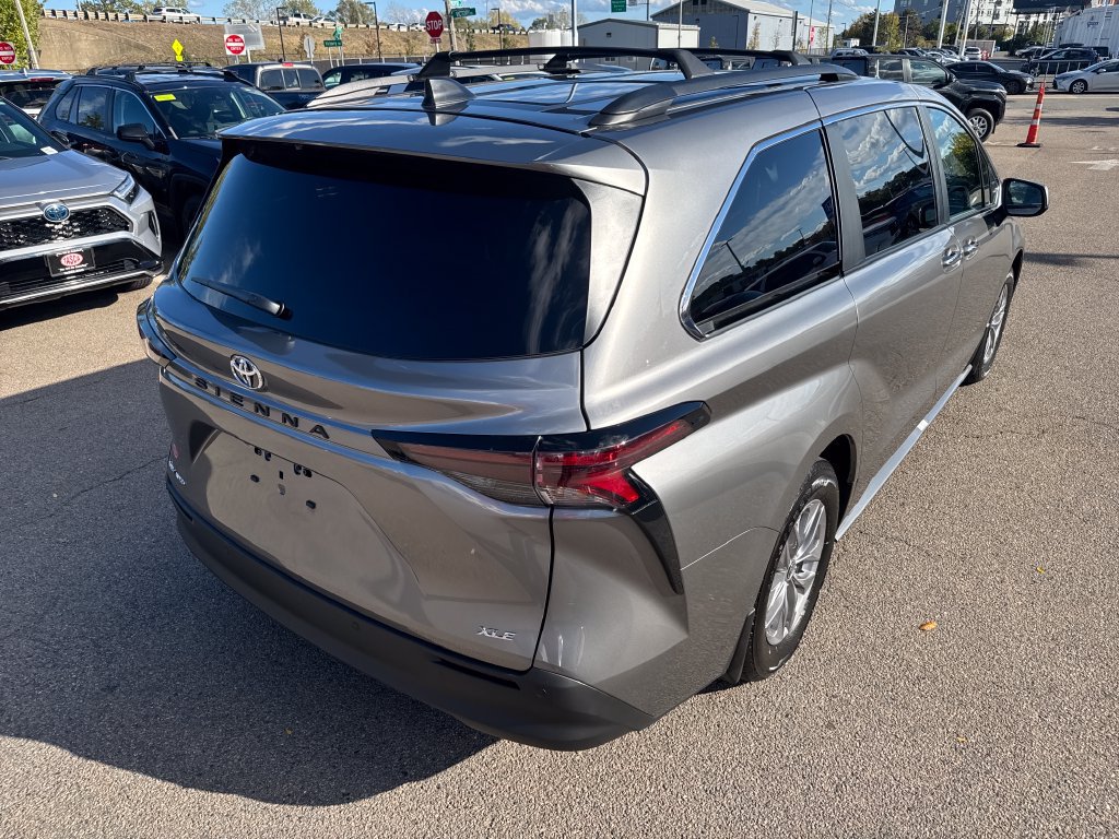 Used 2026 Toyota Sienna XLE AWD/4WD image 7