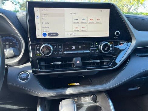 Used 2023 Toyota Highlander Limited image 9