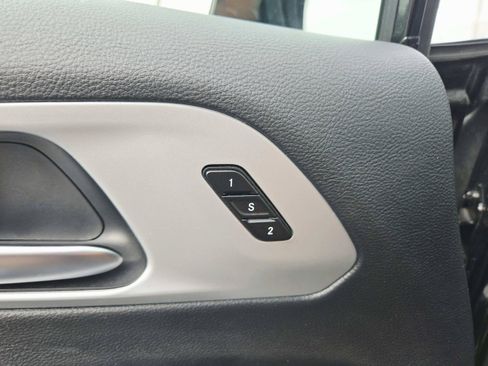 Used 2025 Chrysler Pacifica Limited FWD image 40