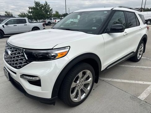 Used 2020 Ford Explorer Platinum w/ Premium Technology Package AWD/4WD image 2