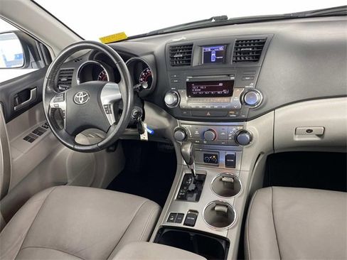 Used 2012 Toyota Highlander SE w/ Tow Pkg image 16
