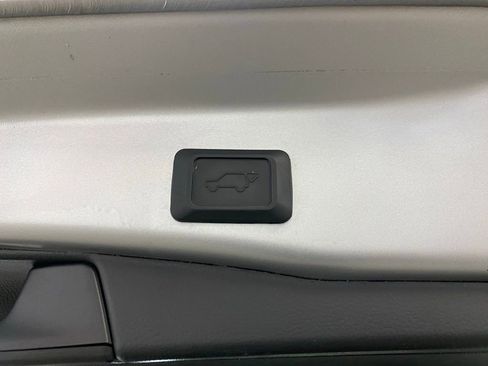 Used 2022 Toyota RAV4 XLE Premium image 13