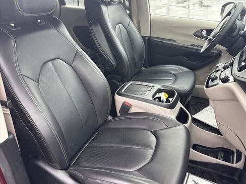 Used 2023 Chrysler Pacifica Touring-L w/ Uconnect Theater Family Group image 28