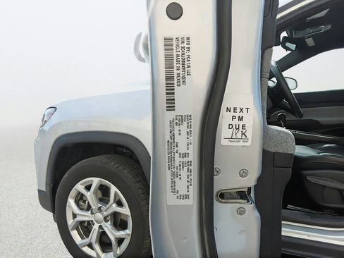 Used 2024 Jeep Compass Latitude AWD/4WD image 18