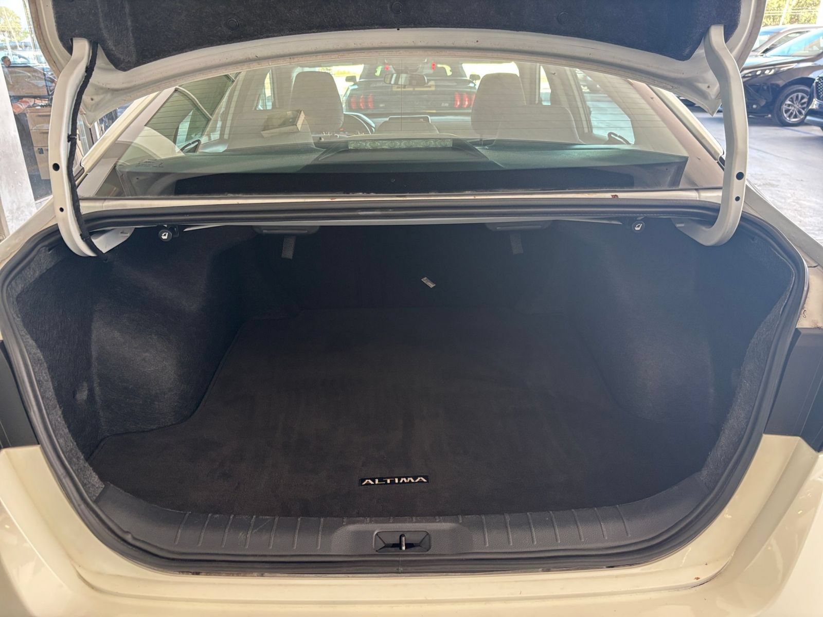 Used 2025 Nissan Altima 2.5 SV FWD image 30