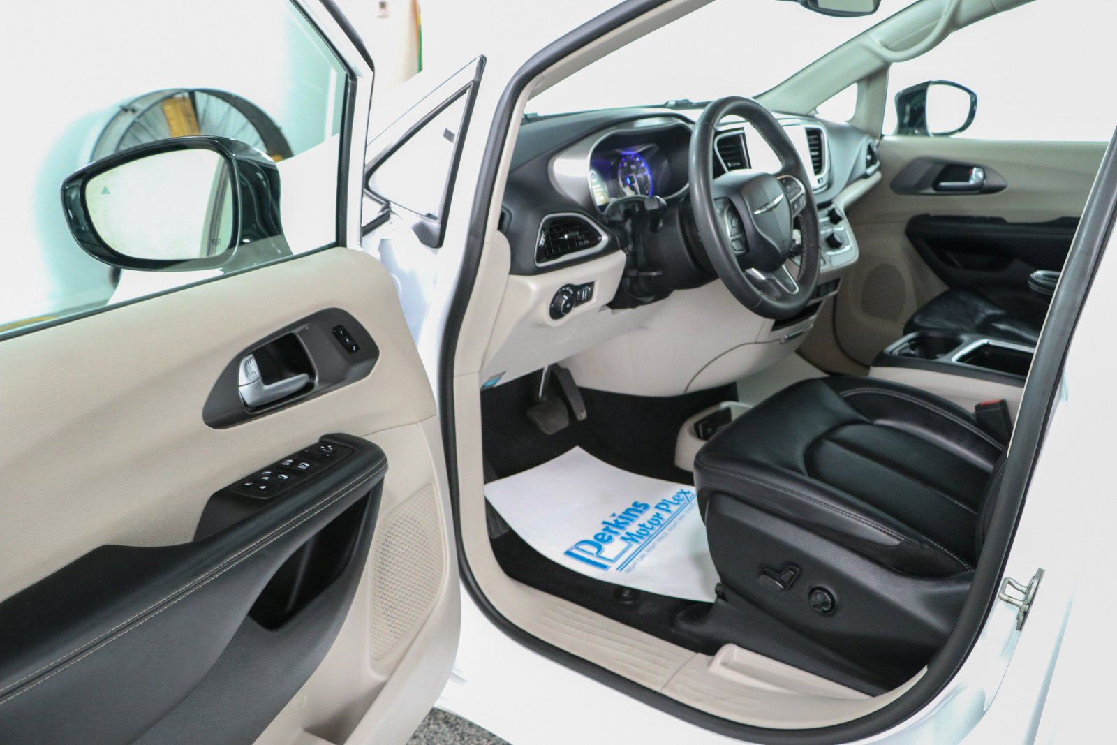Used 2024 Chrysler Pacifica Touring-L FWD image 3