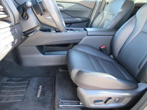 Used 2023 Nissan Rogue SV w/ SV Premium B Package image 15