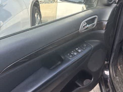 Used 2012 Jeep Grand Cherokee Laredo w/ Laredo E Group image 12