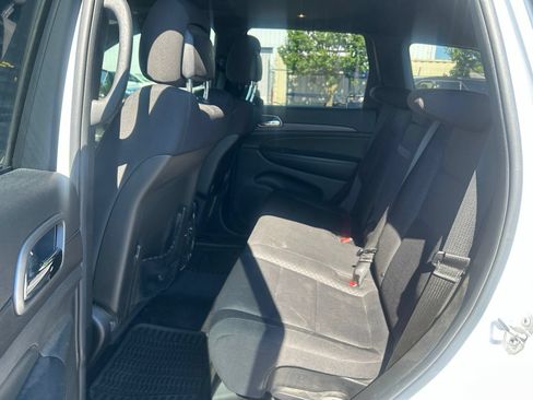 Used 2018 Jeep Grand Cherokee Laredo AWD/4WD image 10