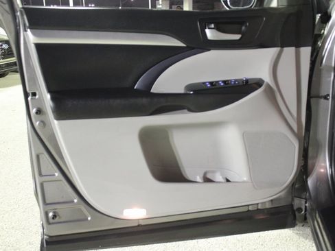 Used 2018 Toyota Highlander XLE image 9