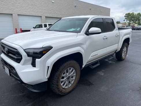 Certified 2025 Toyota Tacoma SR5 AWD/4WD image 4