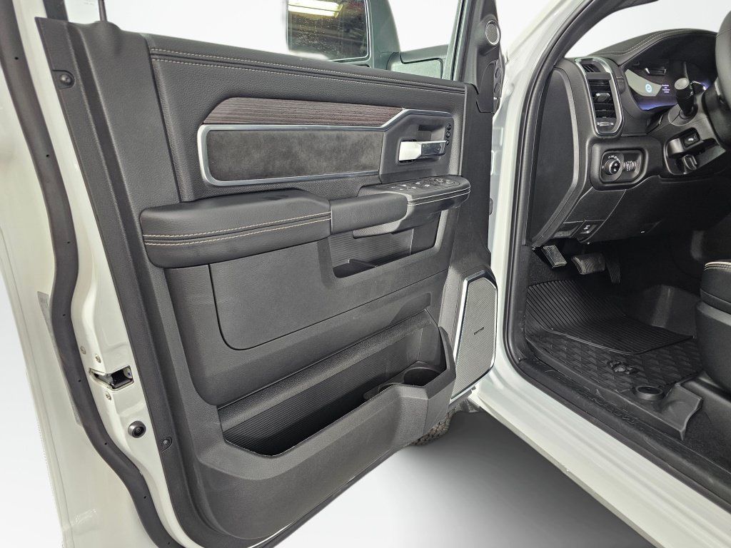 New 2026 RAM 3500 Laramie AWD/4WD image 21