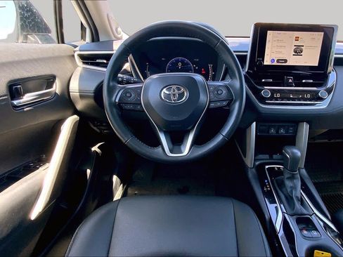 Used 2025 Toyota Corolla Cross XLE w/ Convenience Package FWD image 5