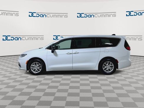 Used 2024 Chrysler Pacifica Touring-L FWD image 5