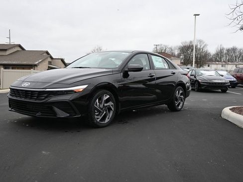 Certified 2025 Hyundai Elantra Sport image 2