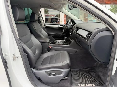 Used 2013 Volkswagen Touareg Sport AWD/4WD image 21