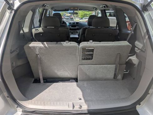 Used 2012 Toyota Highlander SE w/ Tech Pkg image 16