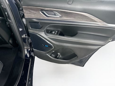 Used 2023 Jeep Grand Cherokee Overland w/ Advanced Protech Group III AWD/4WD image 29