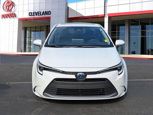 Used 2025 Toyota Corolla XLE image 3