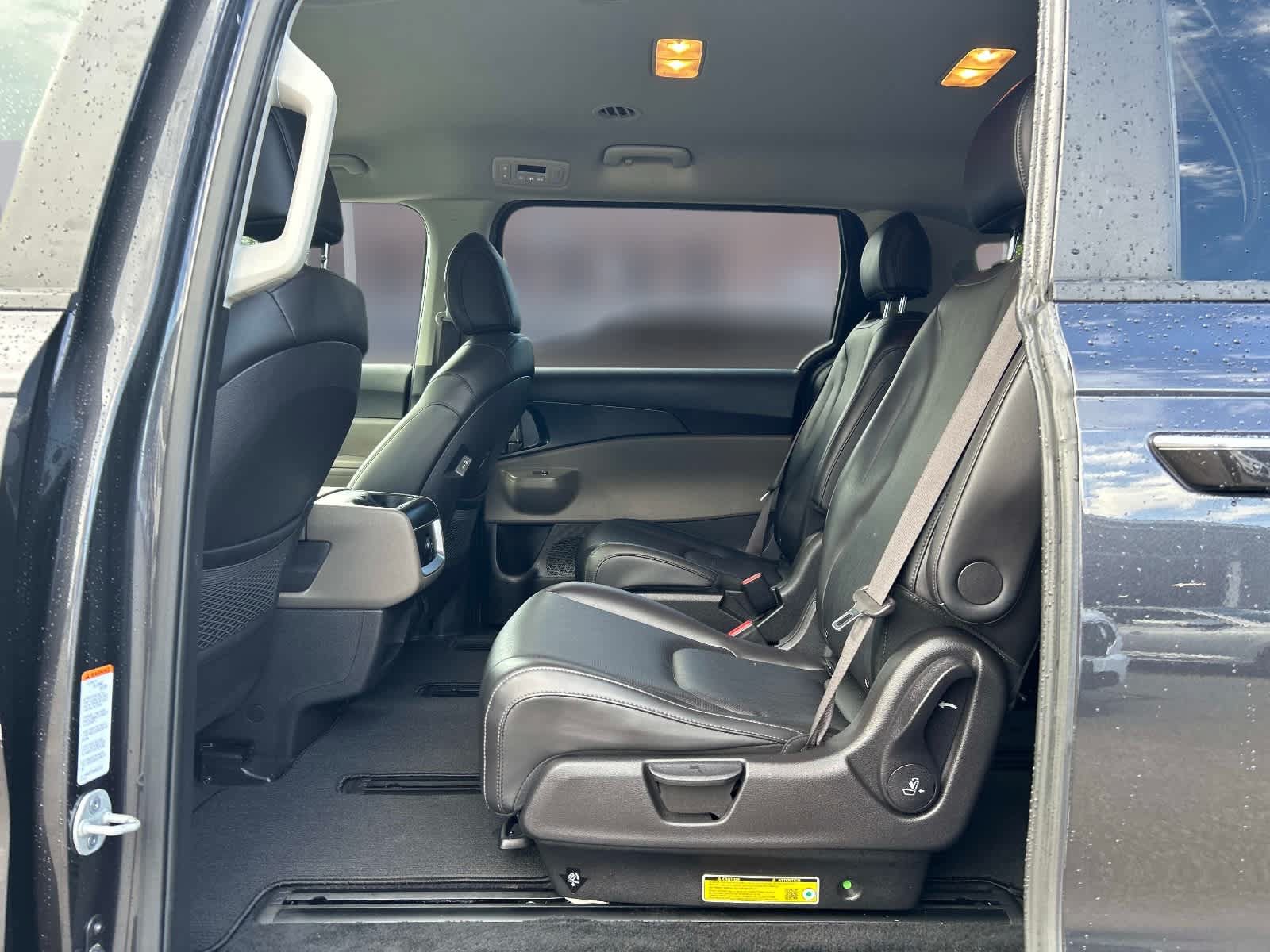 Used 2025 Kia Carnival FWD image 18