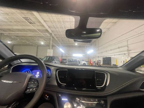 Used 2025 Chrysler Pacifica Limited image 39