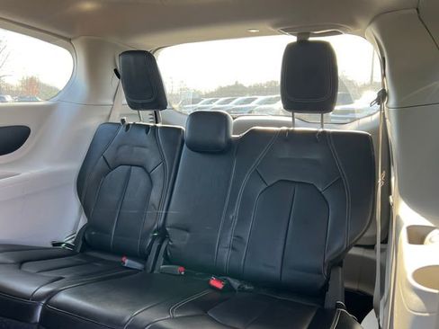 Used 2024 Chrysler Pacifica Touring-L image 5