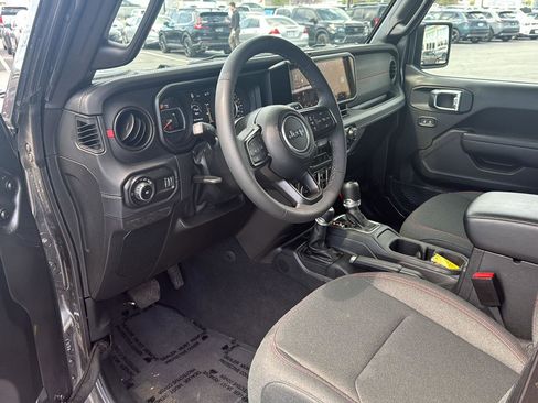Used 2025 Jeep Wrangler Unlimited Rubicon image 14