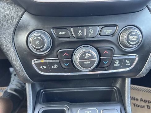 Used 2019 Jeep Cherokee Limited FWD image 25
