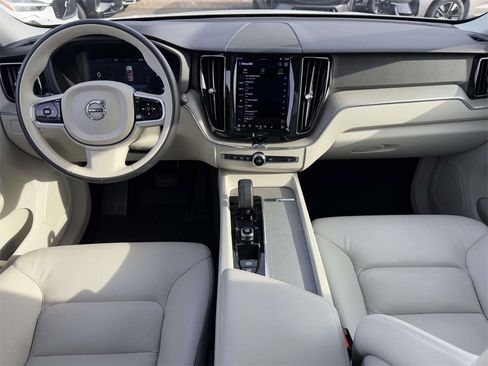 Used 2023 Volvo XC60 B5 Plus image 11