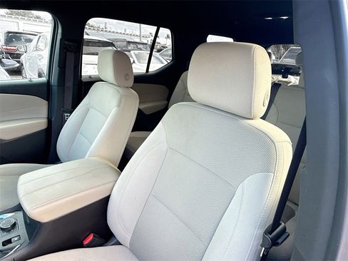 Used 2022 Chevrolet Traverse LS image 21