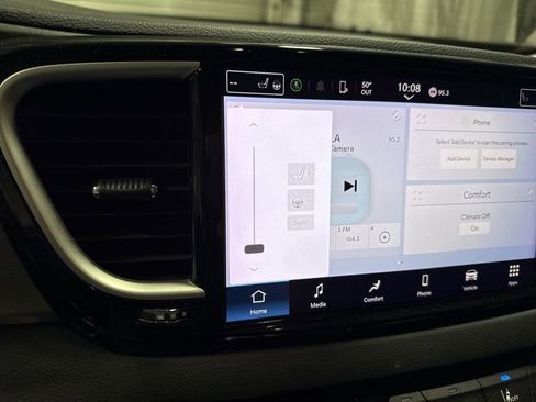 Used 2023 Chrysler Pacifica Touring-L image 29