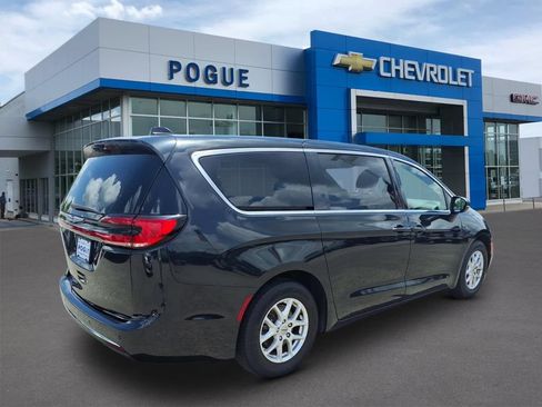 Used 2023 Chrysler Pacifica Touring FWD image 2